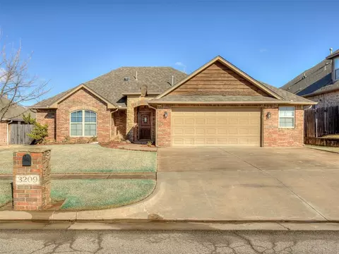 3209 SE 33rd St, Moore, OK 73160