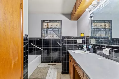 Bath - 133 E 7th St, Hydro, OK 73048 photo 1 of 2