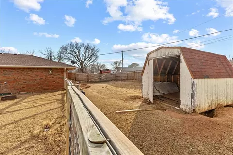 Exterior - 133 E 7th St, Hydro, OK 73048 photo 2 of 3
