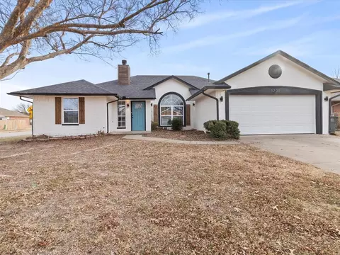 Exterior - 1701 Sumac Dr, Norman, OK 73071 photo 4 of 8