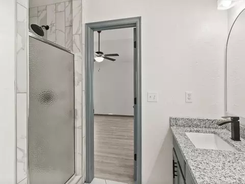 Bath - 1701 Sumac Dr, Norman, OK 73071 photo 2 of 4