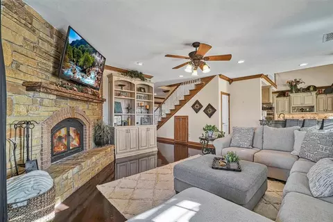 Living - 20966 E County Road 155, Altus, OK 73521 photo 3 of 4
