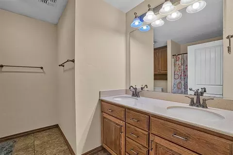 Bath - 20966 E County Road 155, Altus, OK 73521 photo 6 of 6