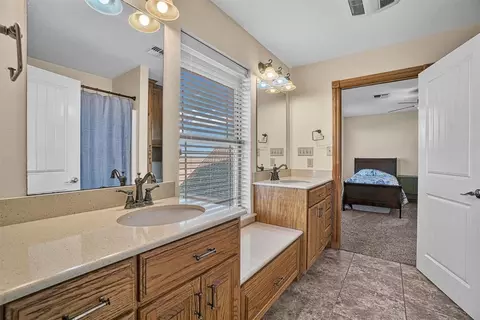 Bath - 20966 E County Road 155, Altus, OK 73521 photo 5 of 6