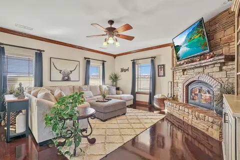 Living - 20966 E County Road 155, Altus, OK 73521 photo 2 of 4
