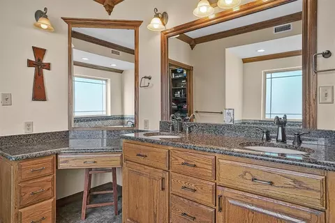 Bath - 20966 E County Road 155, Altus, OK 73521 photo 3 of 6