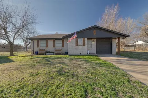 614 W Greenwood Ct, Mustang, OK 73064