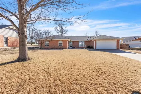 11216 Dover Ct, Yukon, OK 73099
