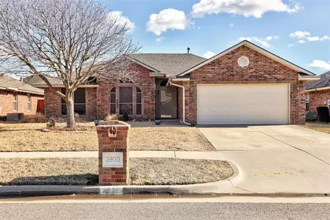 3900 Notting Hill Dr, Moore, OK 73160