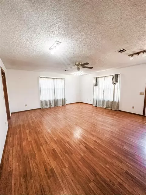 Living - 40001 Us Highway 281 Hwy, Apache, OK 73006 photo 8 of 9