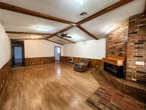 Living - 40001 Us Highway 281 Hwy, Apache, OK 73006 photo 2 of 9