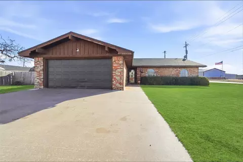 405 W Adams St, Mangum, OK 73554