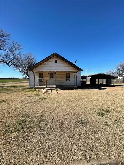 325 S 4th St, Okarche, OK 73762