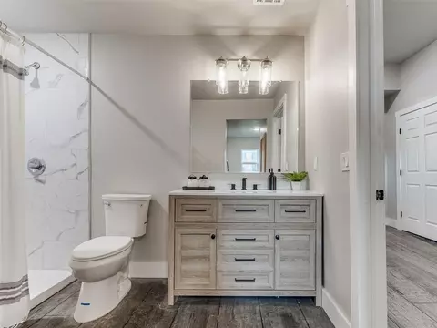 Bath - 805 E Harrison Ave, Guthrie, OK 73044 photo 3 of 4