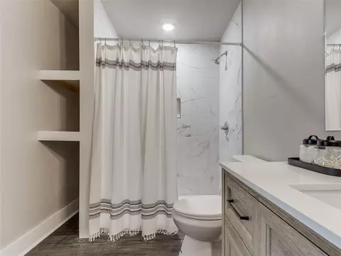 Bath - 805 E Harrison Ave, Guthrie, OK 73044 photo 4 of 4
