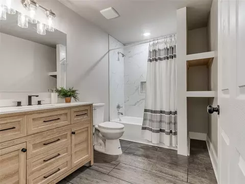 Bath - 805 E Harrison Ave, Guthrie, OK 73044 photo 1 of 4
