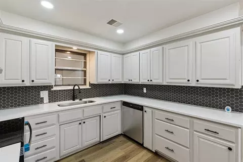 Kitchen - 909 Highlander Dr, Moore, OK 73160 photo 3 of 6