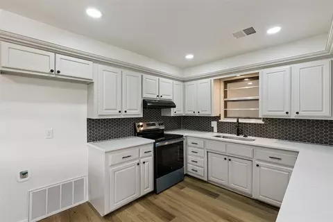 Kitchen - 909 Highlander Dr, Moore, OK 73160 photo 4 of 6