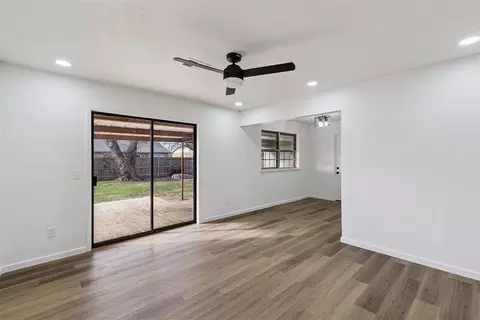 Living - 909 Highlander Dr, Moore, OK 73160 photo 2 of 4