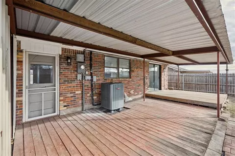 Exterior - 909 Highlander Dr, Moore, OK 73160 photo 4 of 5