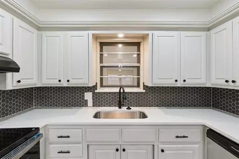 Kitchen - 909 Highlander Dr, Moore, OK 73160 photo 5 of 6