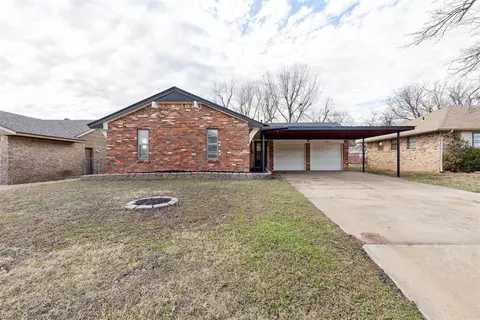 Exterior - 909 Highlander Dr, Moore, OK 73160 photo 2 of 5