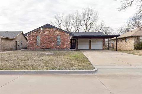 909 Highlander Dr, Moore, OK 73160