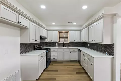 Kitchen - 909 Highlander Dr, Moore, OK 73160 photo 2 of 6