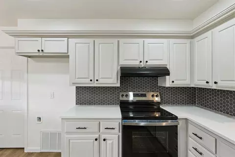 Kitchen - 909 Highlander Dr, Moore, OK 73160 photo 6 of 6