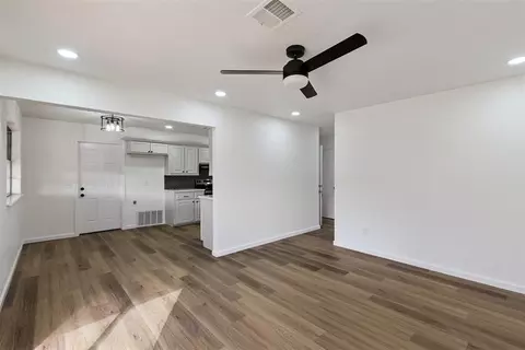 Living - 909 Highlander Dr, Moore, OK 73160 photo 3 of 4
