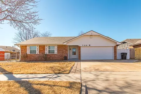 709 N Silver Leaf Dr, Moore, OK 73160