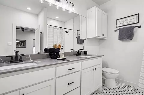 Bath - 622 E Gray St, Norman, OK 73071 photo 2 of 4