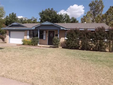 Exterior - 1908 N Robin St, Altus, OK 73521 photo 3 of 7
