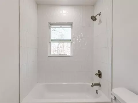 Bath - 20831 Navarre, Harrah, OK 73045 photo 3 of 4