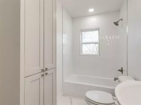 Bath - 20831 Navarre, Harrah, OK 73045 photo 2 of 4
