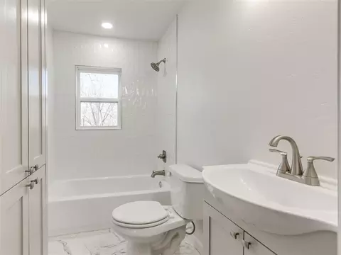Bath - 20831 Navarre, Harrah, OK 73045 photo 1 of 4