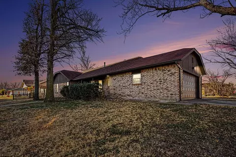 1056 Mabel C Fry Blvd, Yukon, OK 73099