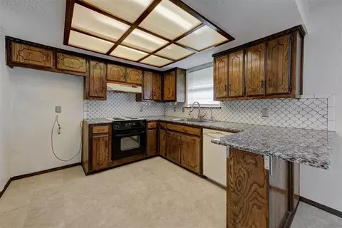 Kitchen - 1613 E Boyd St, Norman, OK 73071 photo 4 of 6
