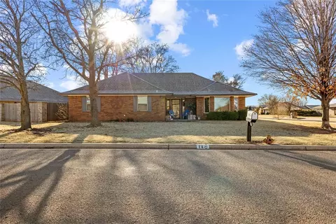 140 Dolomite Dr, Clinton, OK 73601