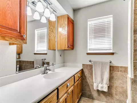 Bath - 36701 Timber Rd, Shawnee, OK 74804 photo 5 of 6