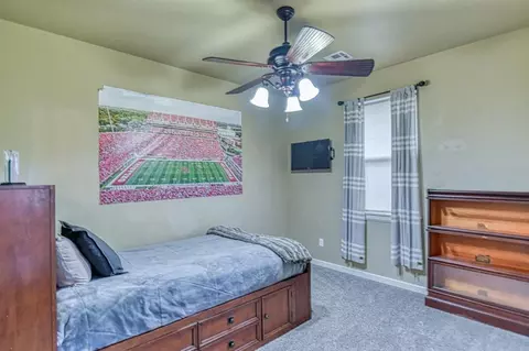 Bedroom - 2233 War Eagle Ln, Yukon, OK 73099 photo 5 of 8