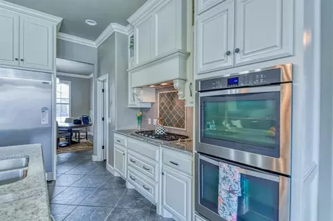 Kitchen - 2233 War Eagle Ln, Yukon, OK 73099 photo 5 of 8