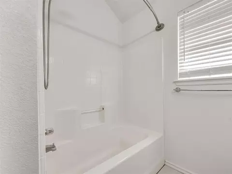 Bath - 1925 E View Dr, Norman, OK 73071 photo 2 of 4