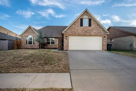 690 SW 12th St, Moore, OK 73160