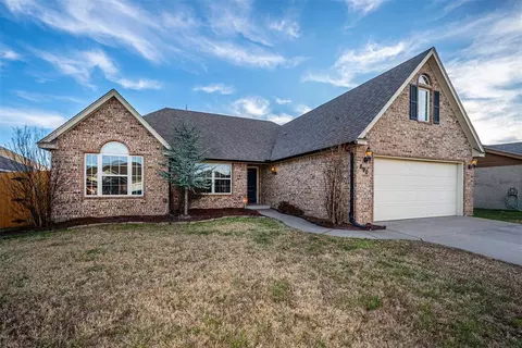 690 SW 12th St, Moore, OK 73160