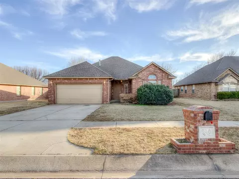 940 NE 28th St, Moore, OK 73160
