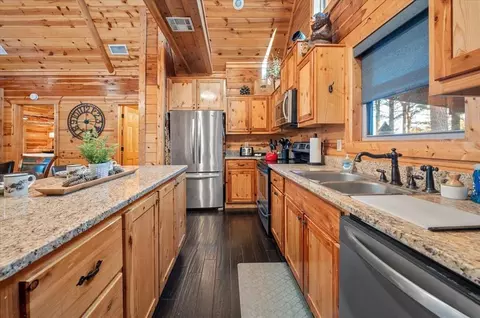 Kitchen - 134 Willow Bend Rd, Broken Bow, OK 74728 photo 2 of 2