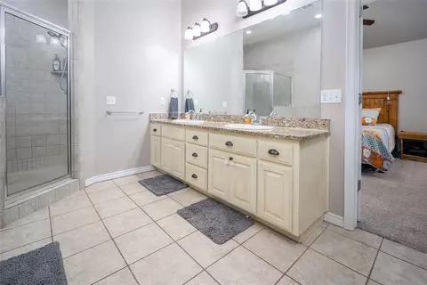 Bath - 4300 Mackenzie Dr, Moore, OK 73160 photo 3 of 5