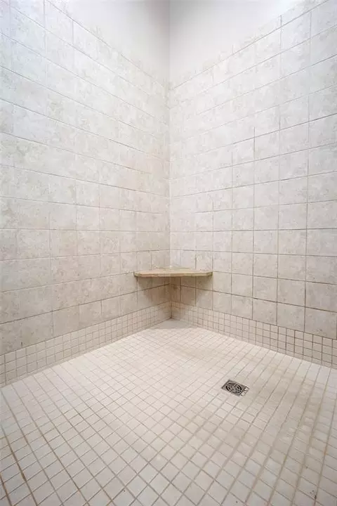 Bath - 4300 Mackenzie Dr, Moore, OK 73160 photo 4 of 5