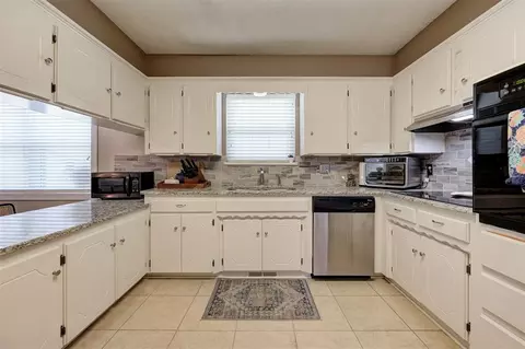 Kitchen - 236 E 30th St, Edmond, OK 73013 photo 4 of 7